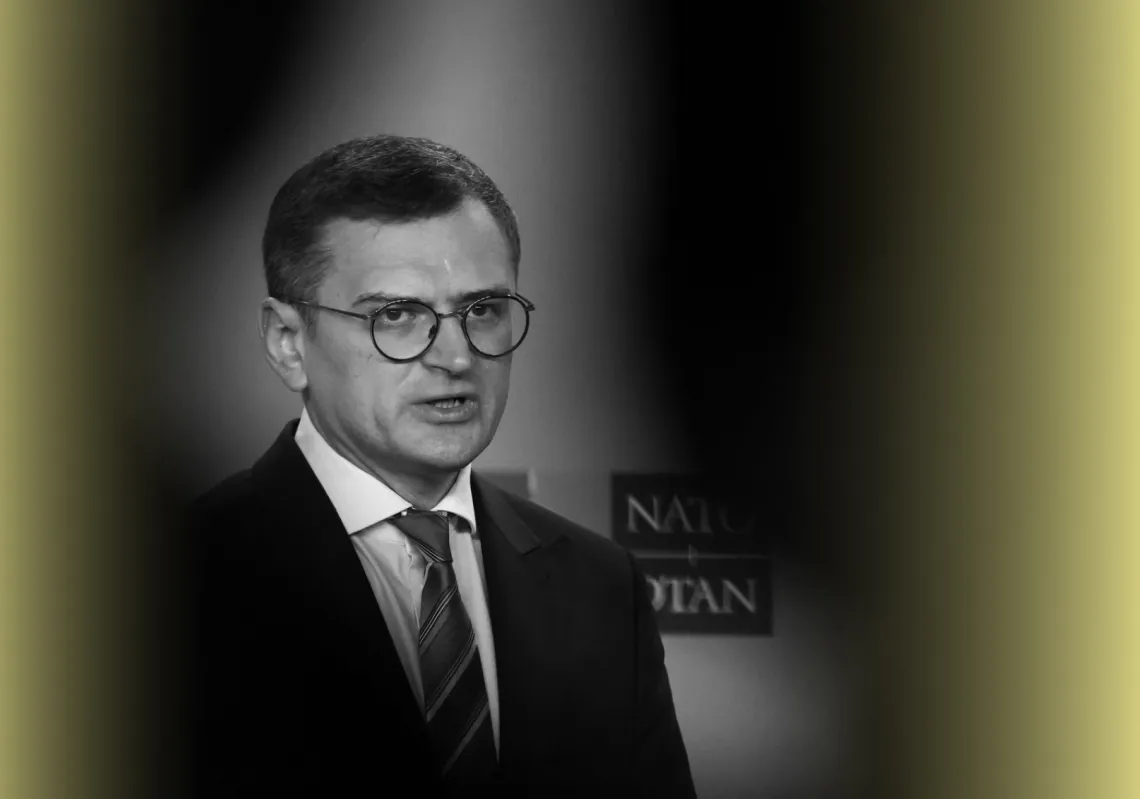 وزير الخارجية الأوكراني السابق ديمترو كوليبا يصغي إلى الأمين العام لحلف "الناتو" خلال الاحتفال بالذكرى الخامسة والسبعين لتأسيس الحلف، بروكسل، بلجيكا، في 4 أبريل 2024