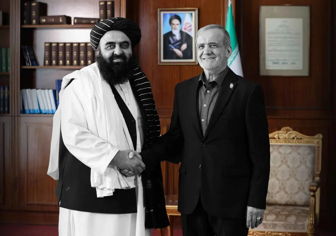 الرئيس الإيراني مسعود بزشكيان ووزير خارجية أفغانستان أمير خان متقي في طهران، 18 مايو 2025