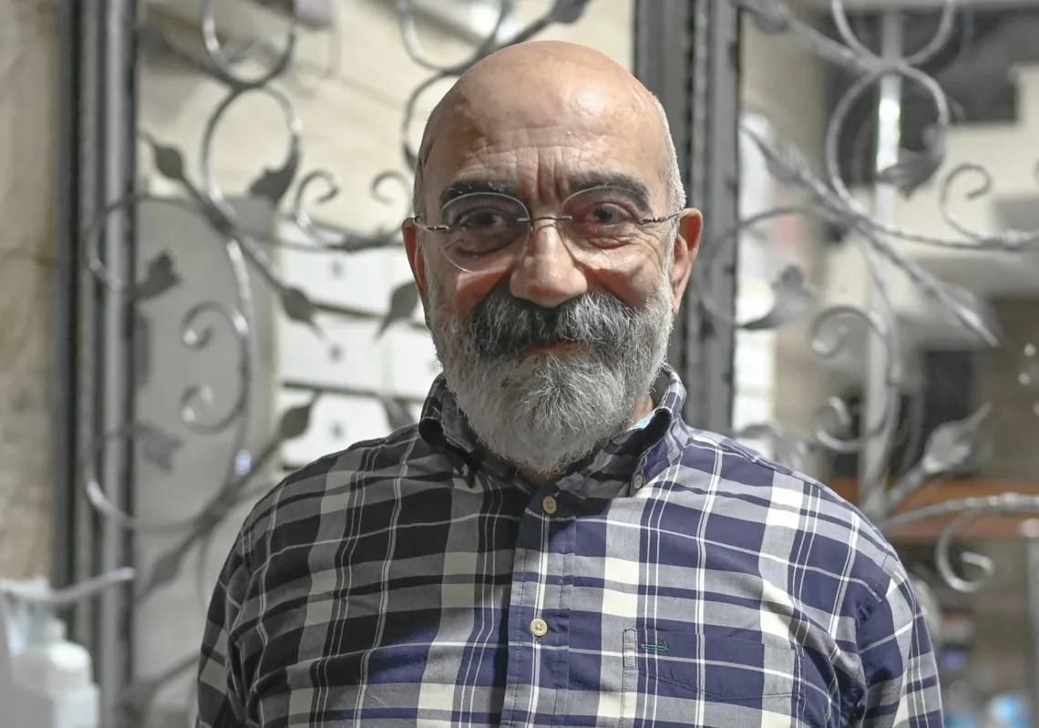 الصحافي والكاتب التركي أحمد ألتان في منزله بحي كاديكوي في إسطنبول، بعد دقائق من وصوله إثر الإفراج عنه من السجن، 14 أبريل 2021