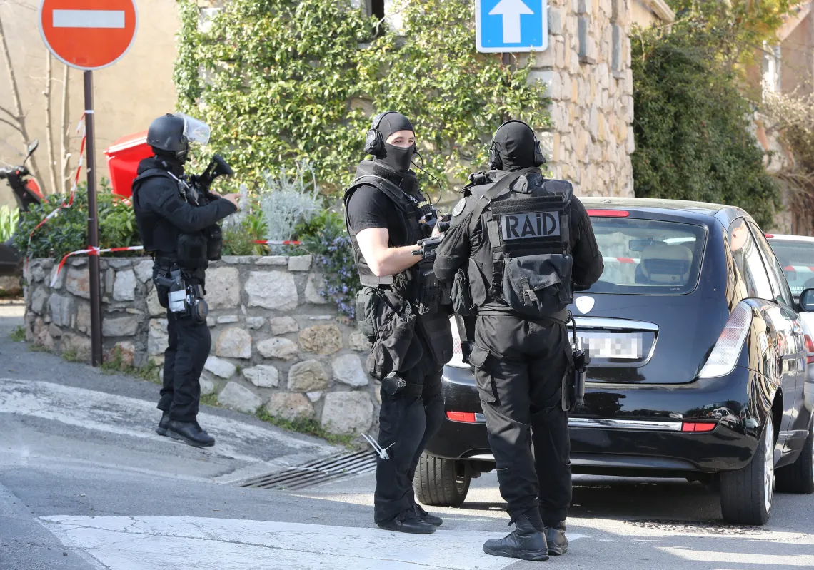 طالب «مولع بالأسلحة النارية» يطلق النار في مدرسة فرنسية ويصيب 4 أشخاص