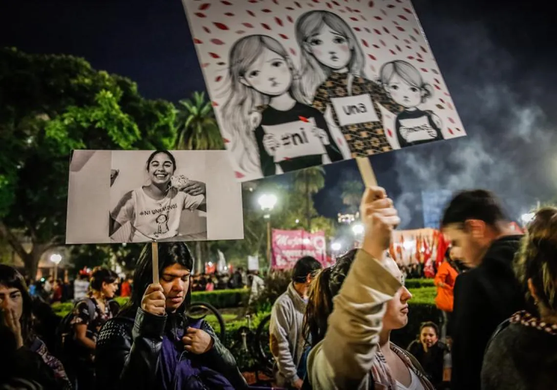 آلاف الأرجنتينيين يشيعون فتاة قتلت وسط موجة من «جرائم قتل النساء»